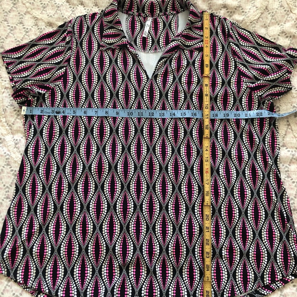 Lulu-B Black and Pink Neutral Dot Geometric Top Like New in 1X - Picture 5 of 6